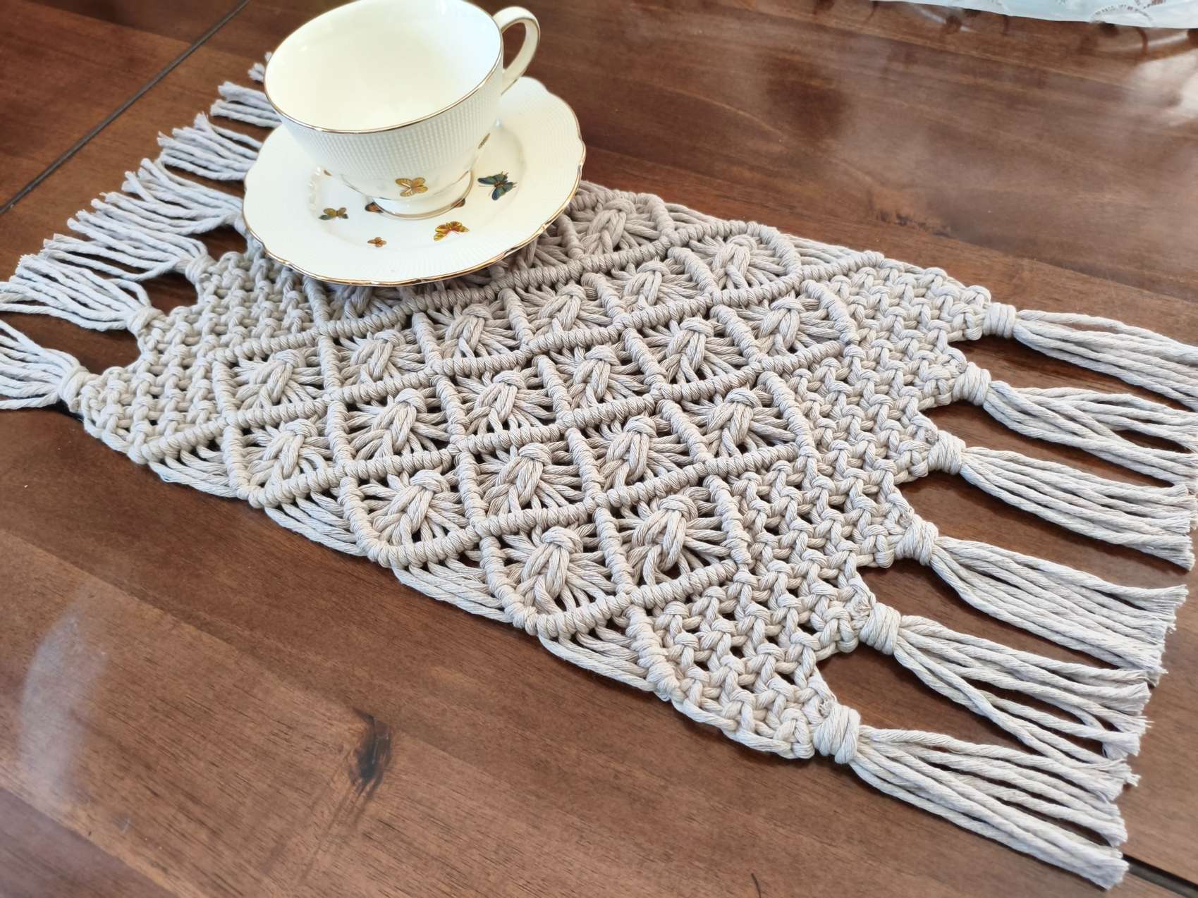 Makramowy bieżnik na stół CAPPUCCINO HOME  - DeasyArt – rękodzieło Boho, lampiony & dekoracje handmade
