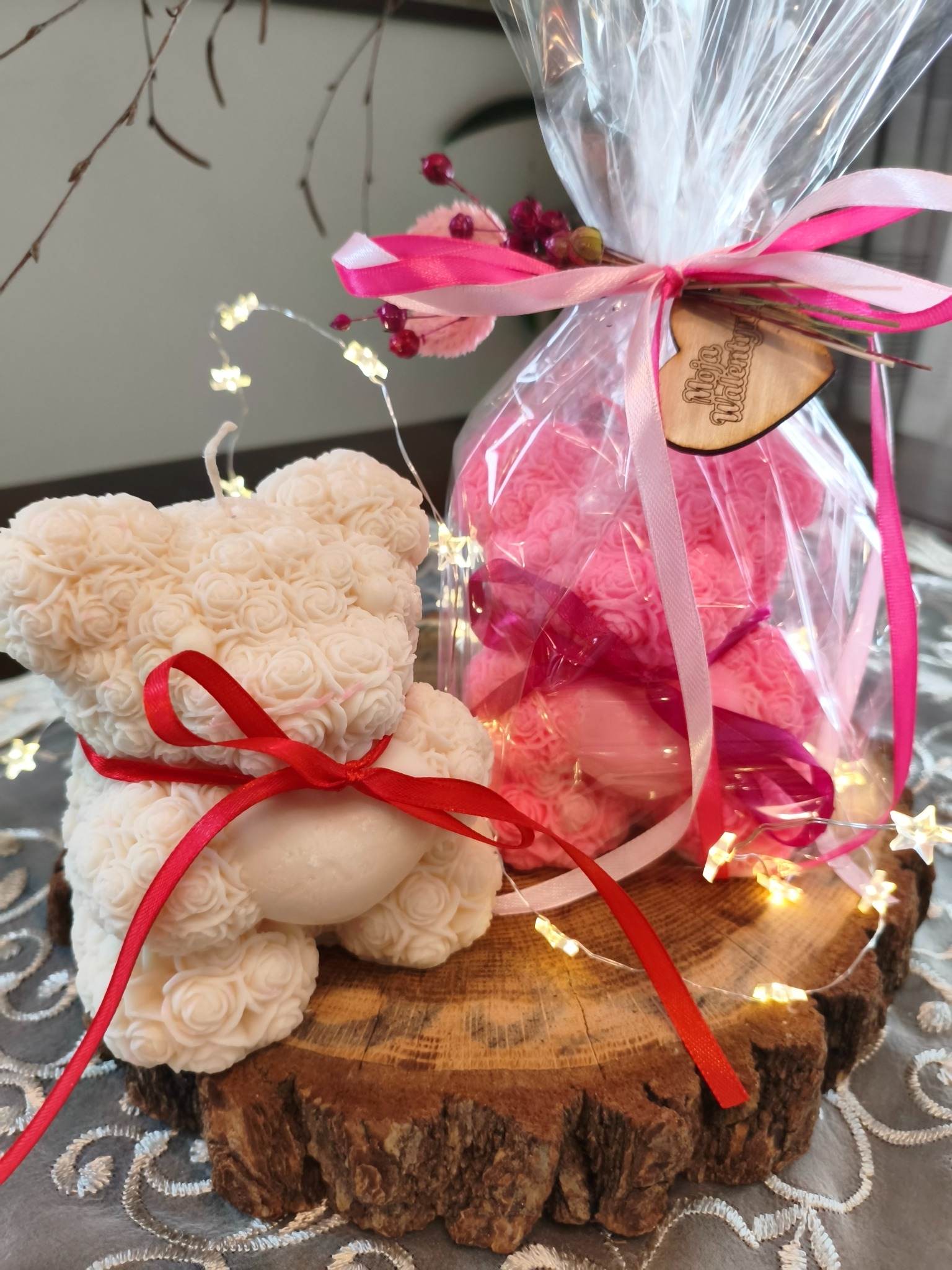 Walentynkowy Miś XL – świeca z naturalnego wosku sojowego - DeasyArt – rękodzieło Boho, lampiony & dekoracje handmade