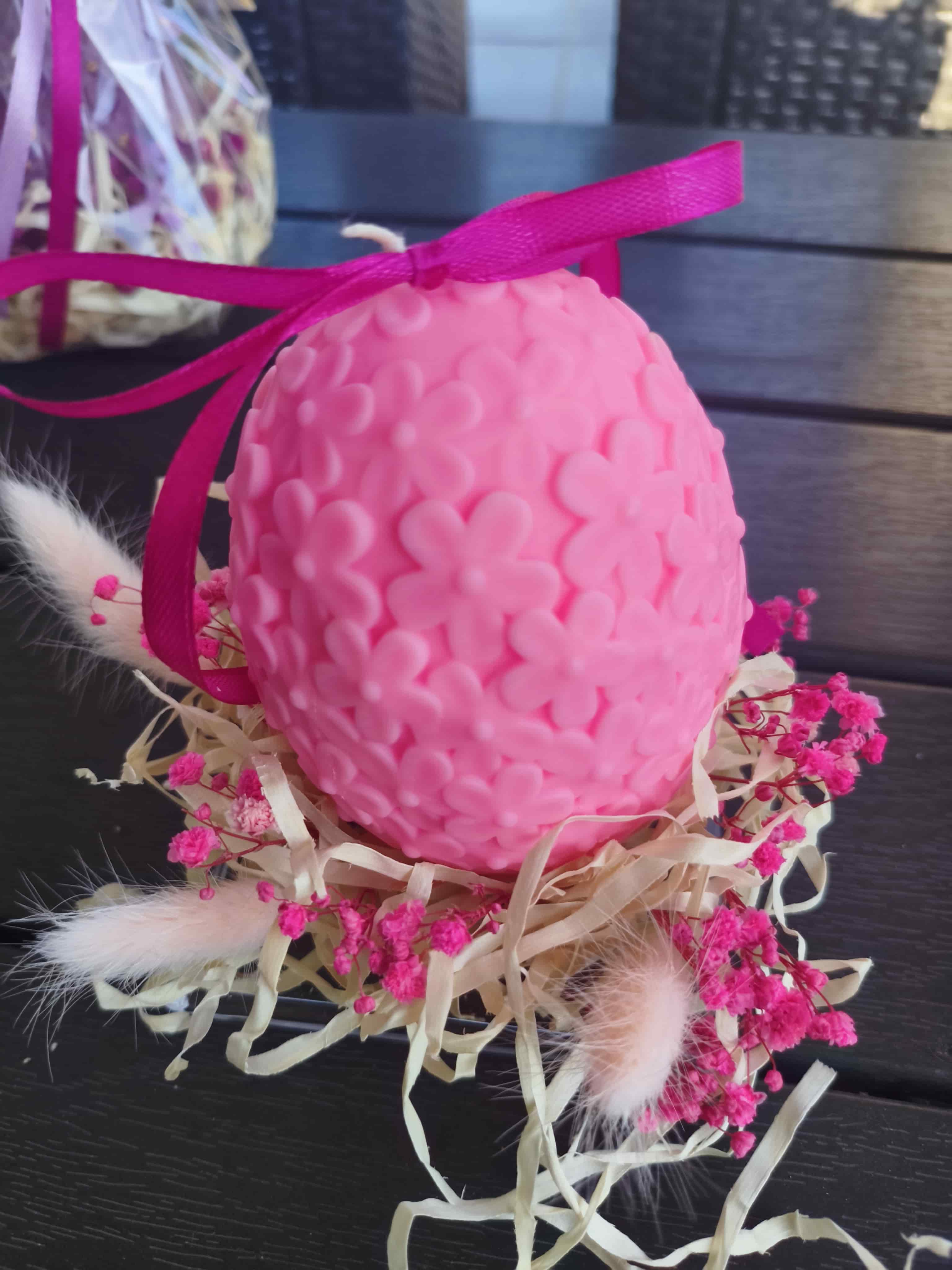 Wielkanocna świeca z wosku sojowego z aromatem - różowa  - DeasyArt – rękodzieło Boho, lampiony & dekoracje handmade