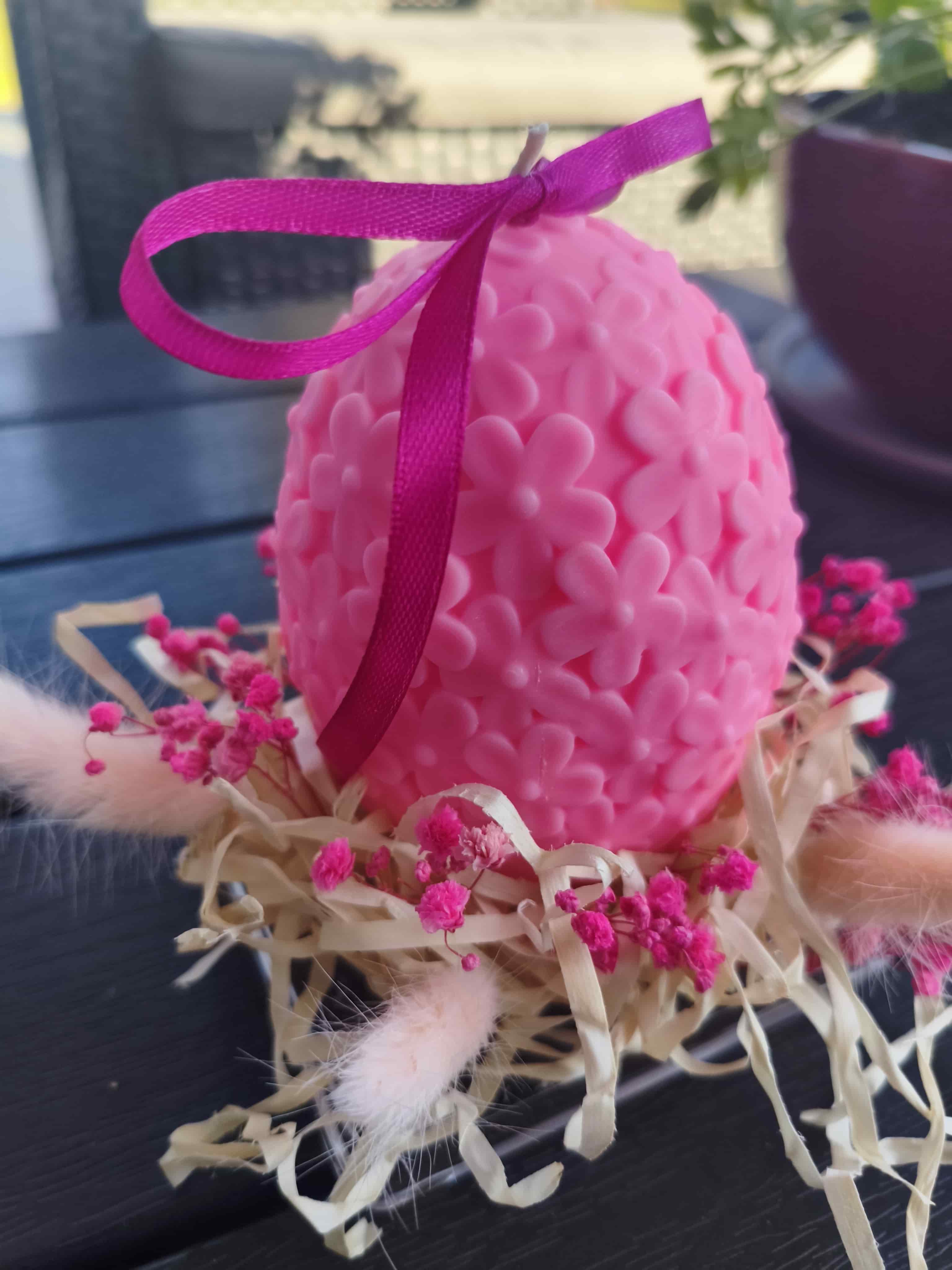 Wielkanocna świeca z wosku sojowego z aromatem - różowa  - DeasyArt – rękodzieło Boho, lampiony & dekoracje handmade