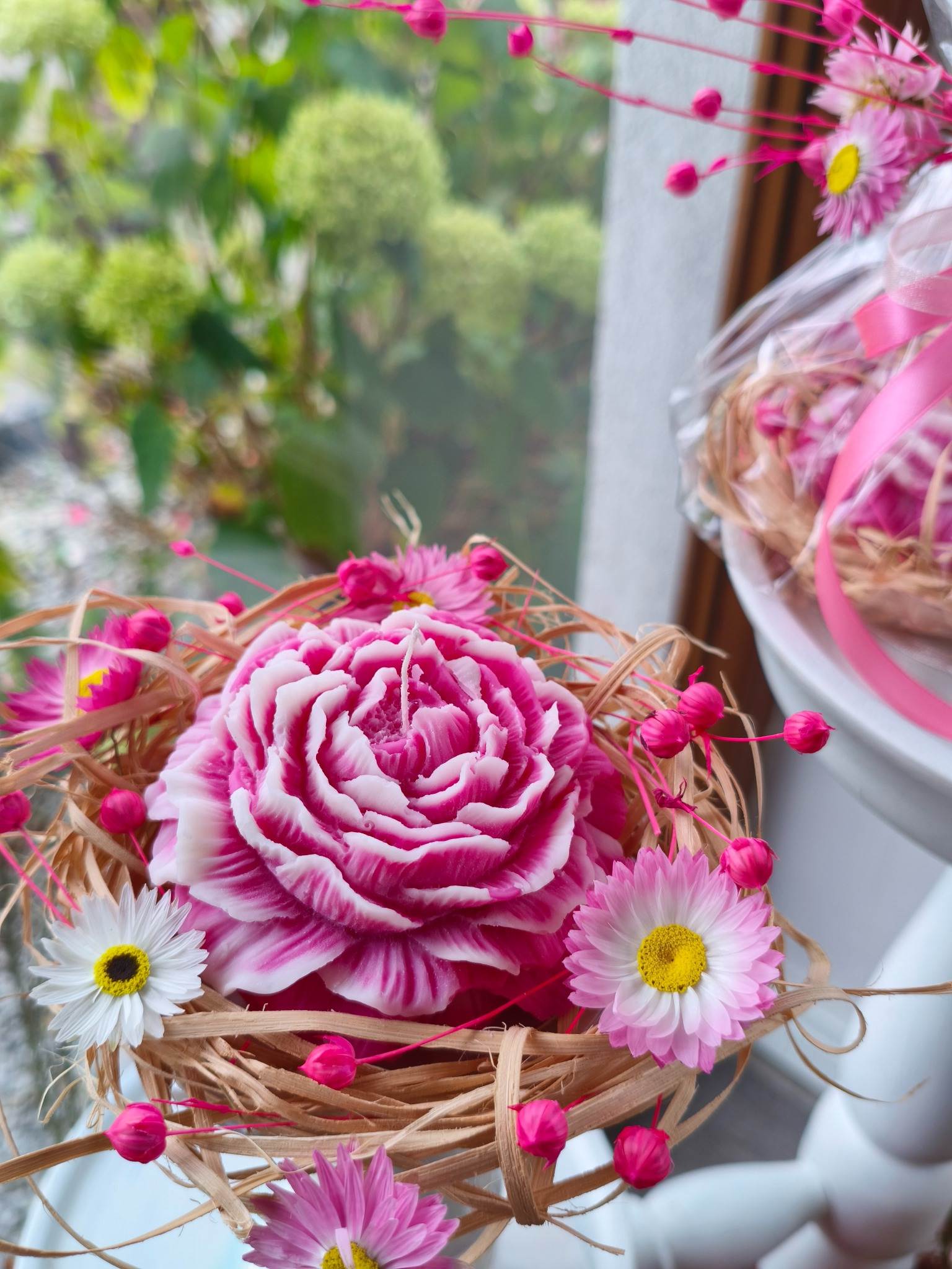 Dekoracyjna świeca z wosku sojowego - różowa piwonia  - DeasyArt – rękodzieło Boho, lampiony & dekoracje handmade