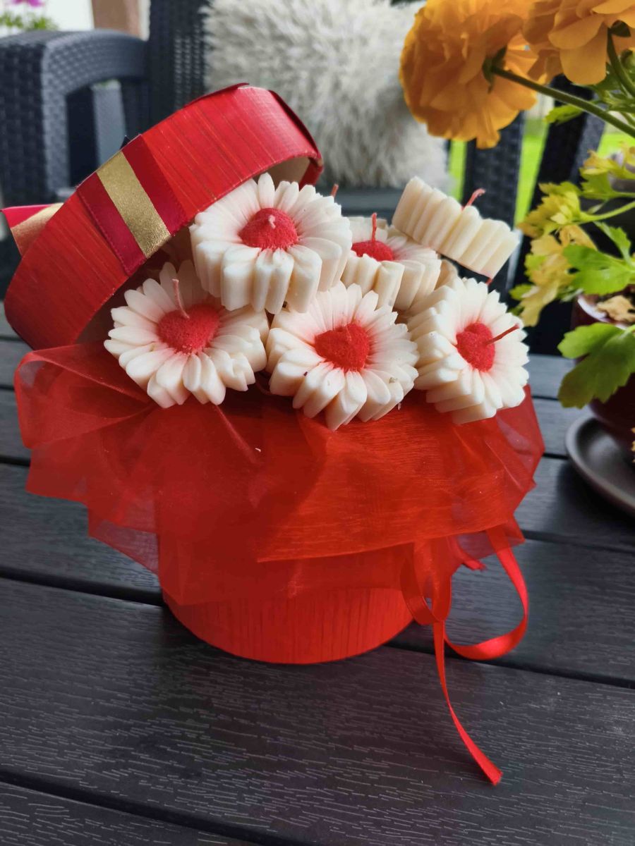 Candle flower box XL stokrotki z sercem wykonany z naturalnych świec sojowych z aromatem - DeasyArt – rękodzieło Boho, lampiony & dekoracje handmade