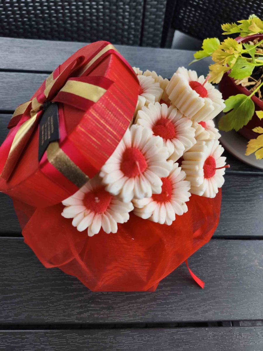Candle flower box XL stokrotki z sercem wykonany z naturalnych świec sojowych z aromatem - DeasyArt – rękodzieło Boho, lampiony & dekoracje handmade