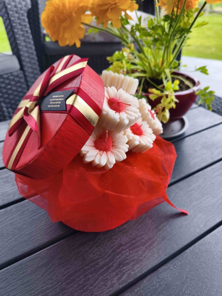 Candle flower box XL stokrotki z sercem wykonany z naturalnych świec sojowych z aromatem - DeasyArt – rękodzieło Boho, lampiony & dekoracje handmade