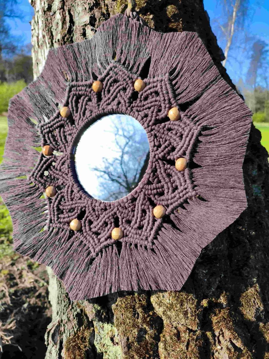 Mandala z lustrem w stylu Boho z drewnianymi koralikami CZEKOLADOWY BLASK - DeasyArt – rękodzieło Boho, lampiony & dekoracje handmade