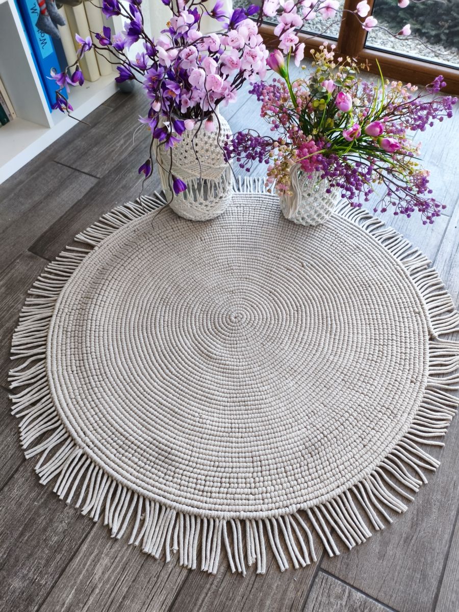 Makramowy dywanik w stylu Boho w kolorze beż - DeasyArt – rękodzieło Boho, lampiony & dekoracje handmade