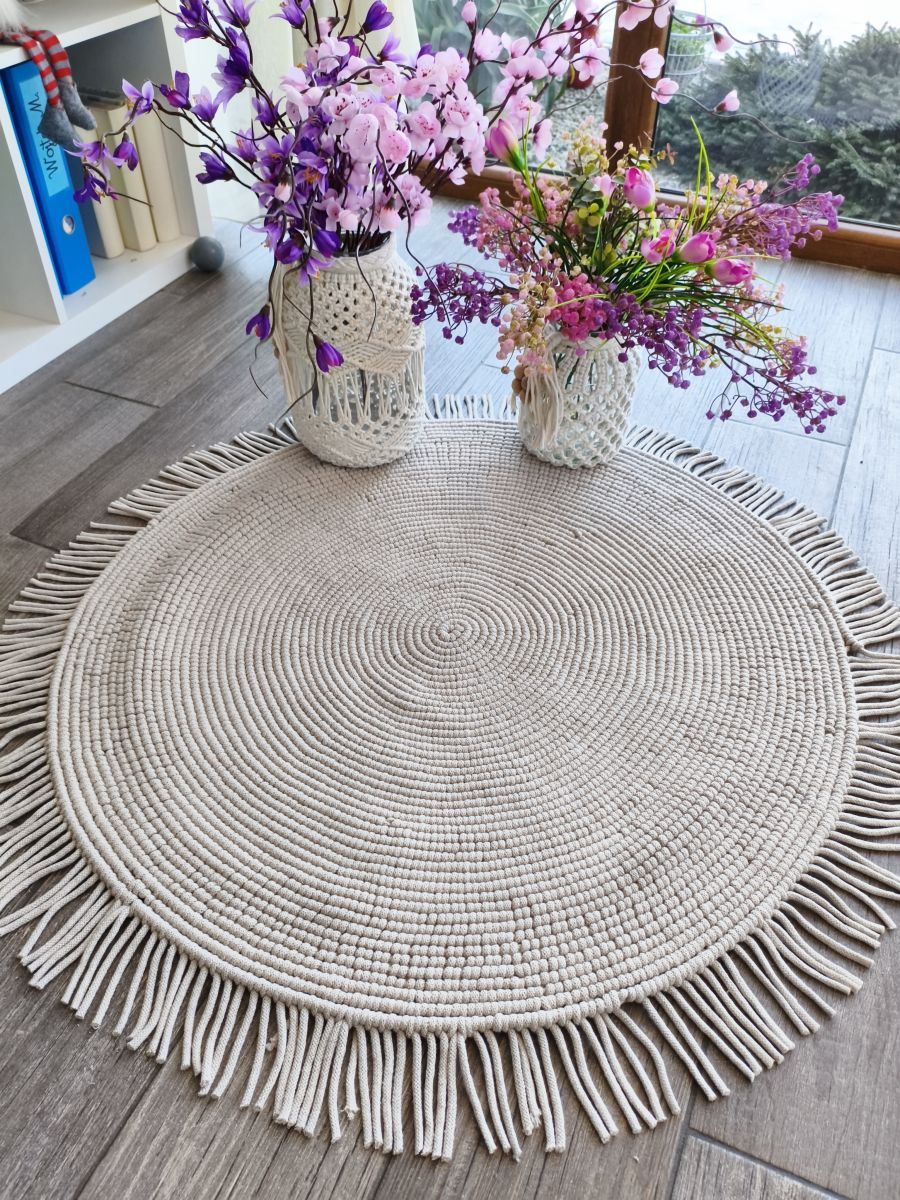 Makramowy dywanik w stylu Boho w kolorze beż - DeasyArt – rękodzieło Boho, lampiony & dekoracje handmade