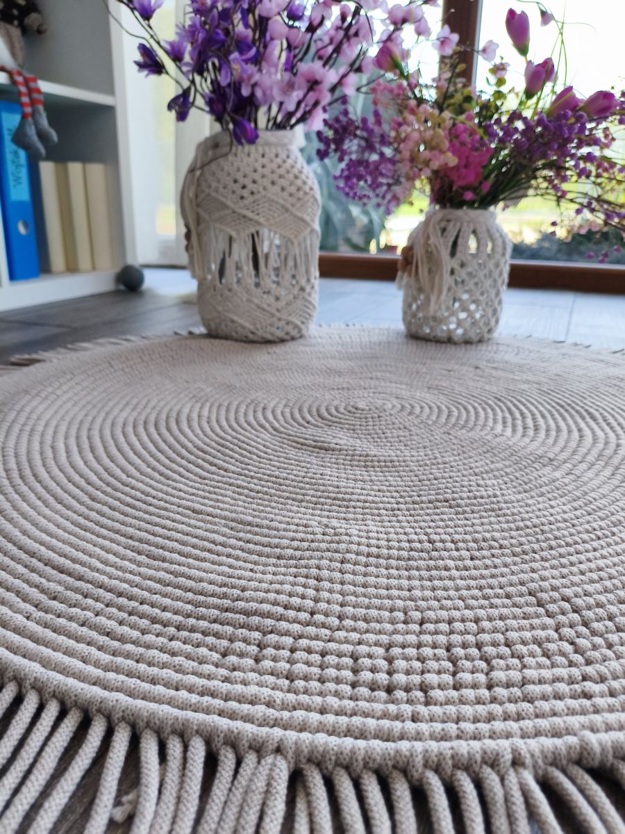 Makramowy dywanik w stylu Boho w kolorze beż - DeasyArt – rękodzieło Boho, lampiony & dekoracje handmade