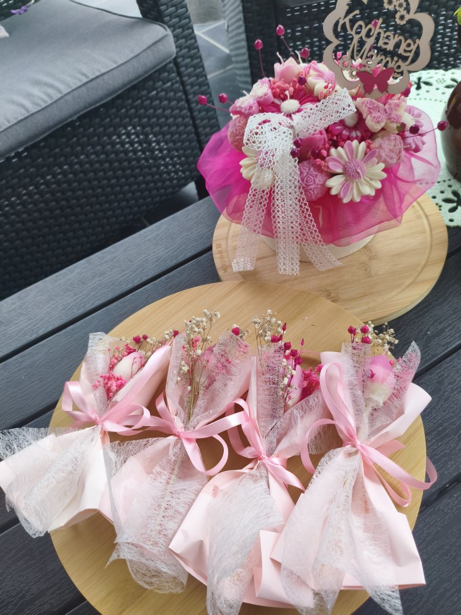 Bukiecik „Różowy Tulipan” – świeca sojowa w kwiatowej odsłonie - DeasyArt – rękodzieło Boho, lampiony & dekoracje handmade