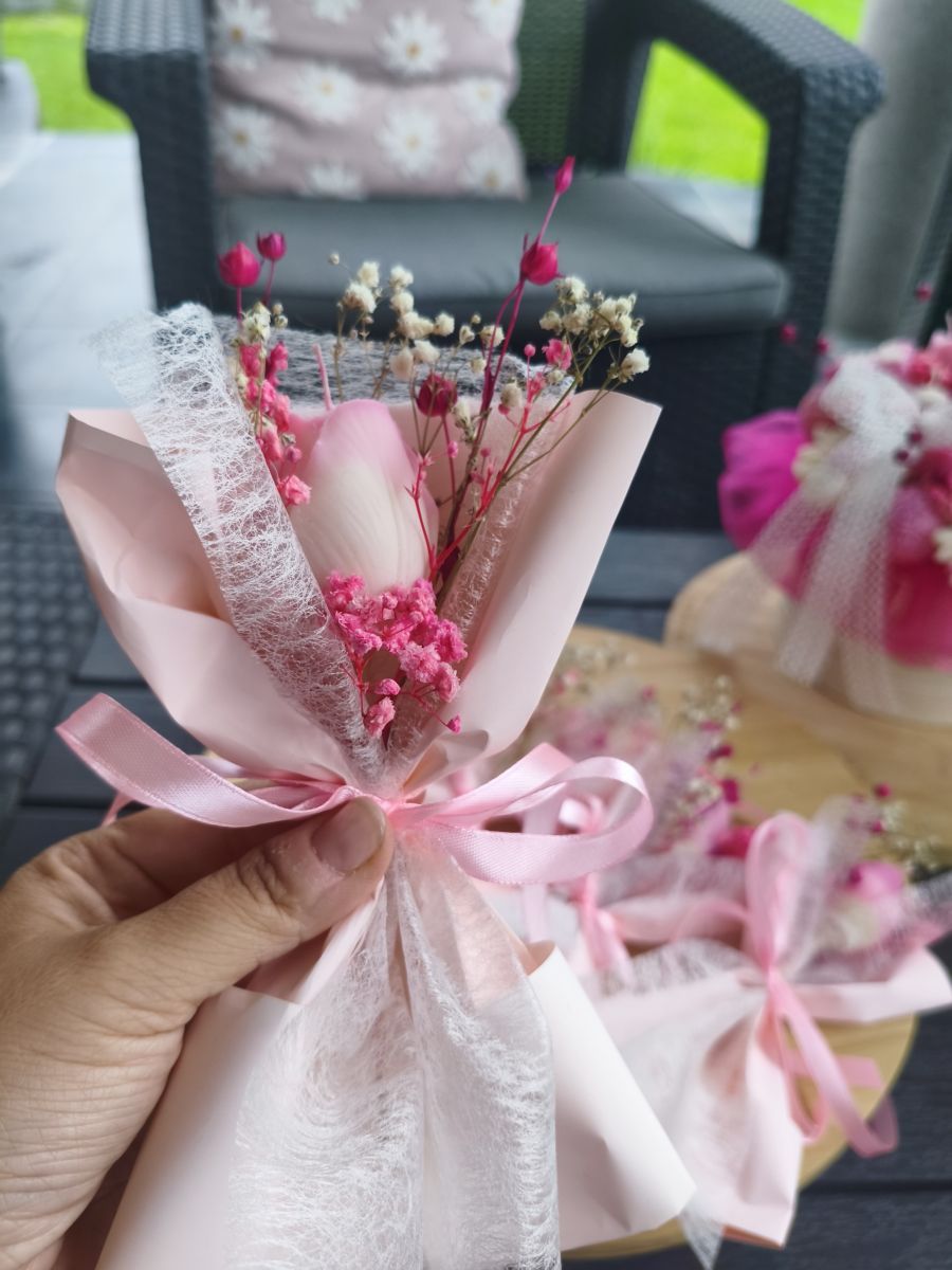 Bukiecik „Różowy Tulipan” – świeca sojowa w kwiatowej odsłonie - DeasyArt – rękodzieło Boho, lampiony & dekoracje handmade