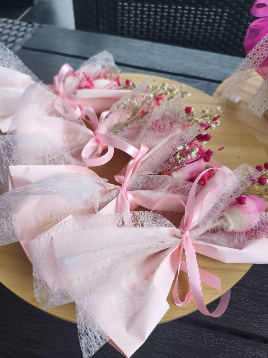 Bukiecik „Różowy Tulipan” – świeca sojowa w kwiatowej odsłonie - DeasyArt – rękodzieło Boho, lampiony & dekoracje handmade