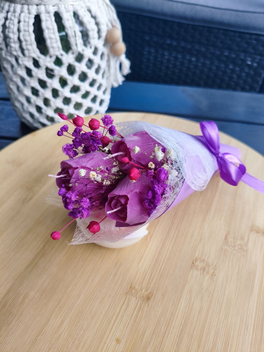 Bukiecik "Fioletowy sen" z wosku sojowego z aromatem kwiatowym z nutką truskawki - DeasyArt – rękodzieło Boho, lampiony & dekoracje handmade
