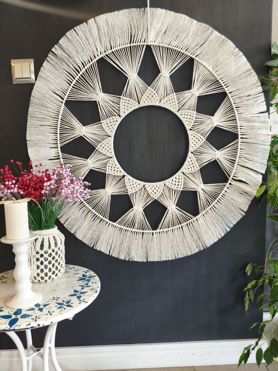 „Słoneczna Harmonia” – ręcznie wypleciona mandala boho o średnicy 90 cm - DeasyArt – rękodzieło Boho, lampiony & dekoracje handmade
