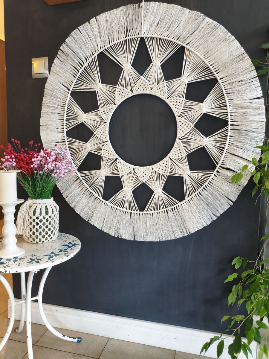 „Słoneczna Harmonia” – ręcznie wypleciona mandala boho o średnicy 90 cm - DeasyArt – rękodzieło Boho, lampiony & dekoracje handmade
