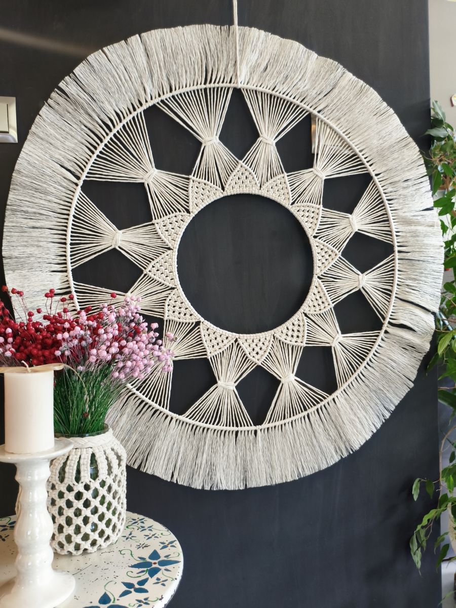 „Słoneczna Harmonia” – ręcznie wypleciona mandala boho o średnicy 90 cm - DeasyArt – rękodzieło Boho, lampiony & dekoracje handmade