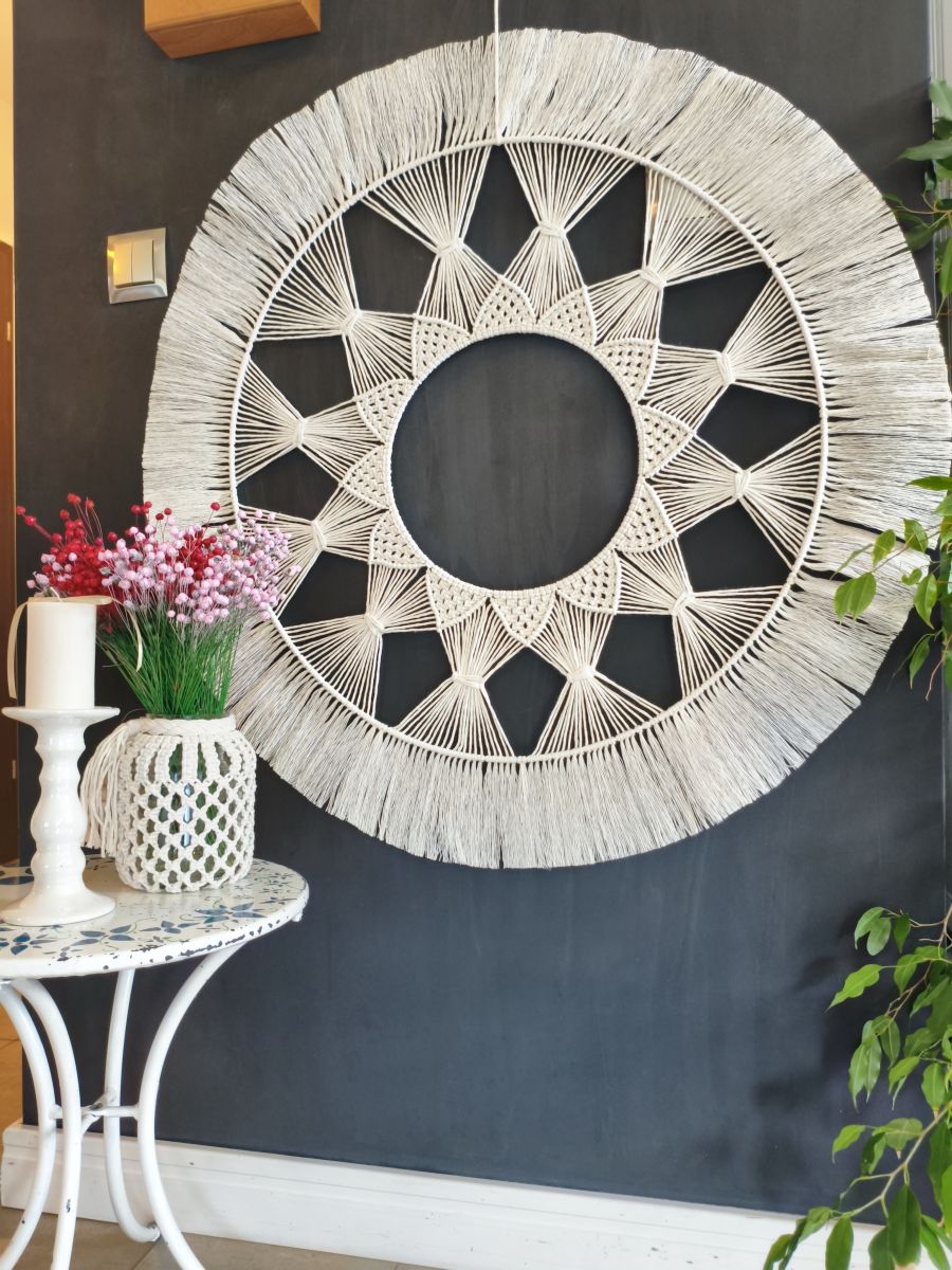 „Słoneczna Harmonia” – ręcznie wypleciona mandala boho o średnicy 90 cm - DeasyArt – rękodzieło Boho, lampiony & dekoracje handmade