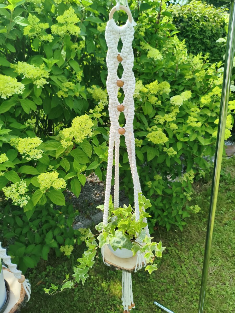Leśna Harmonia – makramowy kwietnik wiszący z brzozową półką - DeasyArt – rękodzieło Boho, lampiony & dekoracje handmade