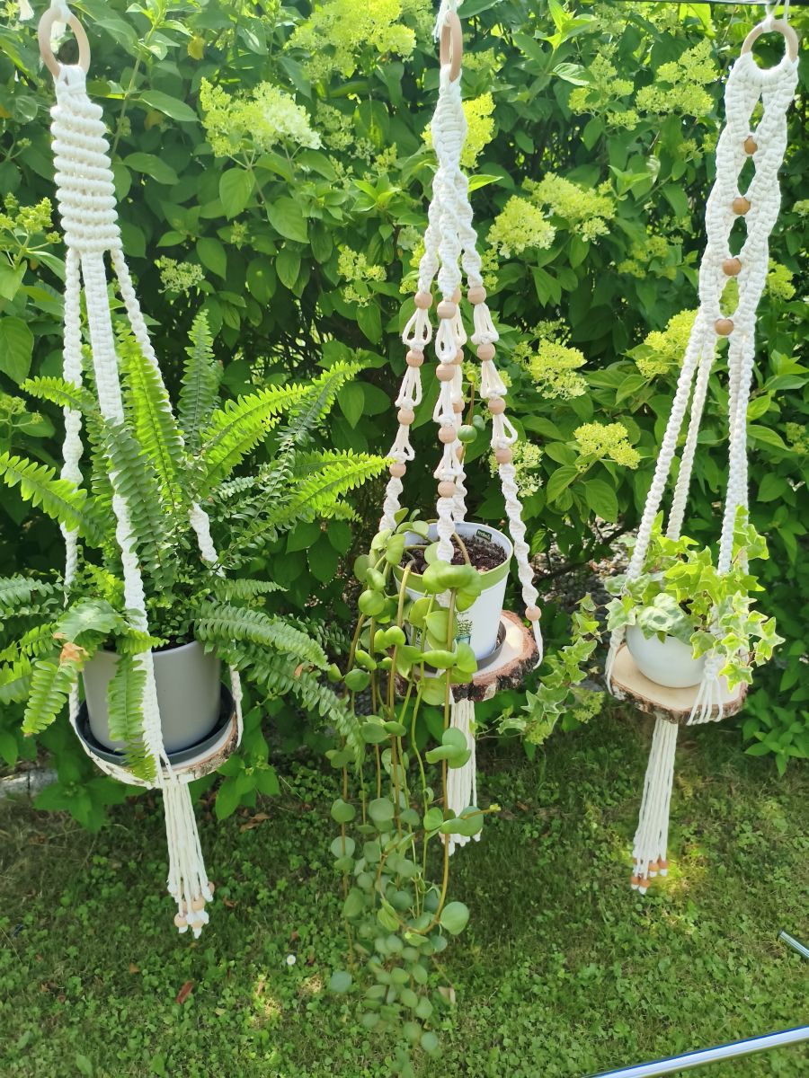 Leśna Harmonia – makramowy kwietnik wiszący z brzozową półką - DeasyArt – rękodzieło Boho, lampiony & dekoracje handmade