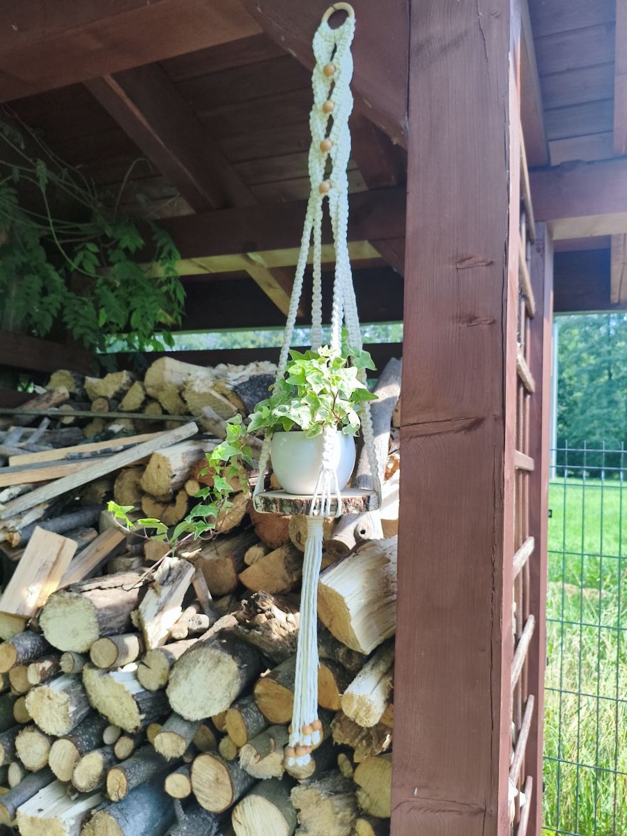 Leśna Harmonia – makramowy kwietnik wiszący z brzozową półką - DeasyArt – rękodzieło Boho, lampiony & dekoracje handmade