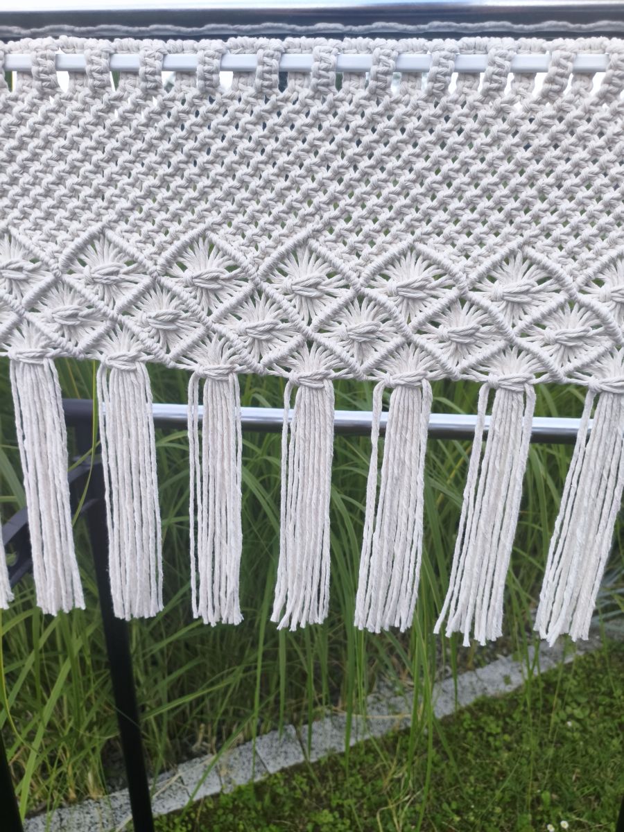 Polna Harmonia – makramowa zazdrostka, która wnosi do wnętrza spokój i naturalne piękno. - DeasyArt – rękodzieło Boho, lampiony & dekoracje handmade