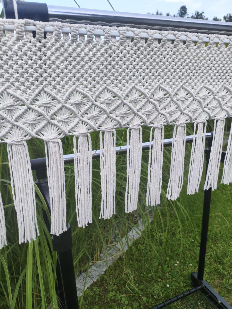 Polna Harmonia – makramowa zazdrostka, która wnosi do wnętrza spokój i naturalne piękno. - DeasyArt – rękodzieło Boho, lampiony & dekoracje handmade