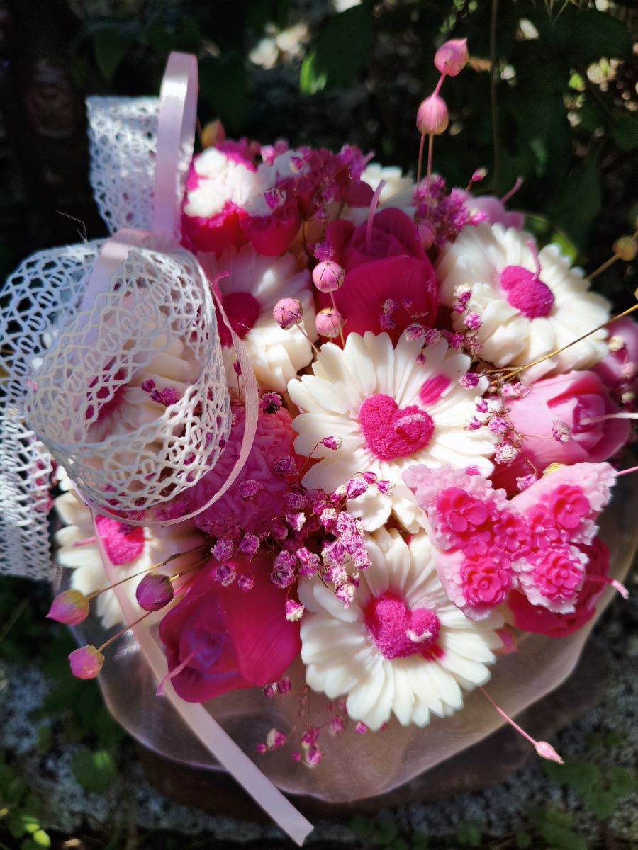 Strawberry Peony Bloom – Flower Candle Box L prezent z naturalnego wosku sojowego - DeasyArt – rękodzieło Boho, lampiony & dekoracje handmade