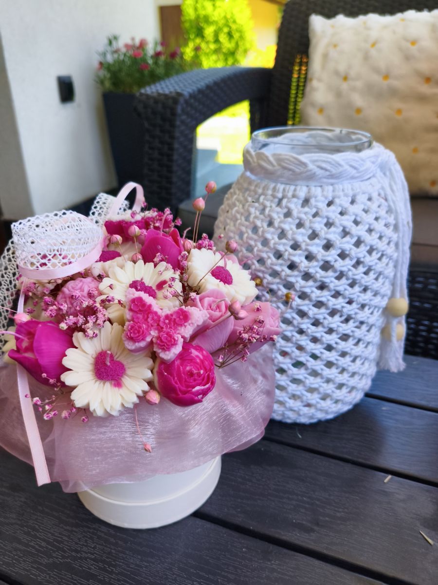 Strawberry Peony Bloom – Flower Candle Box L prezent z naturalnego wosku sojowego - DeasyArt – rękodzieło Boho, lampiony & dekoracje handmade