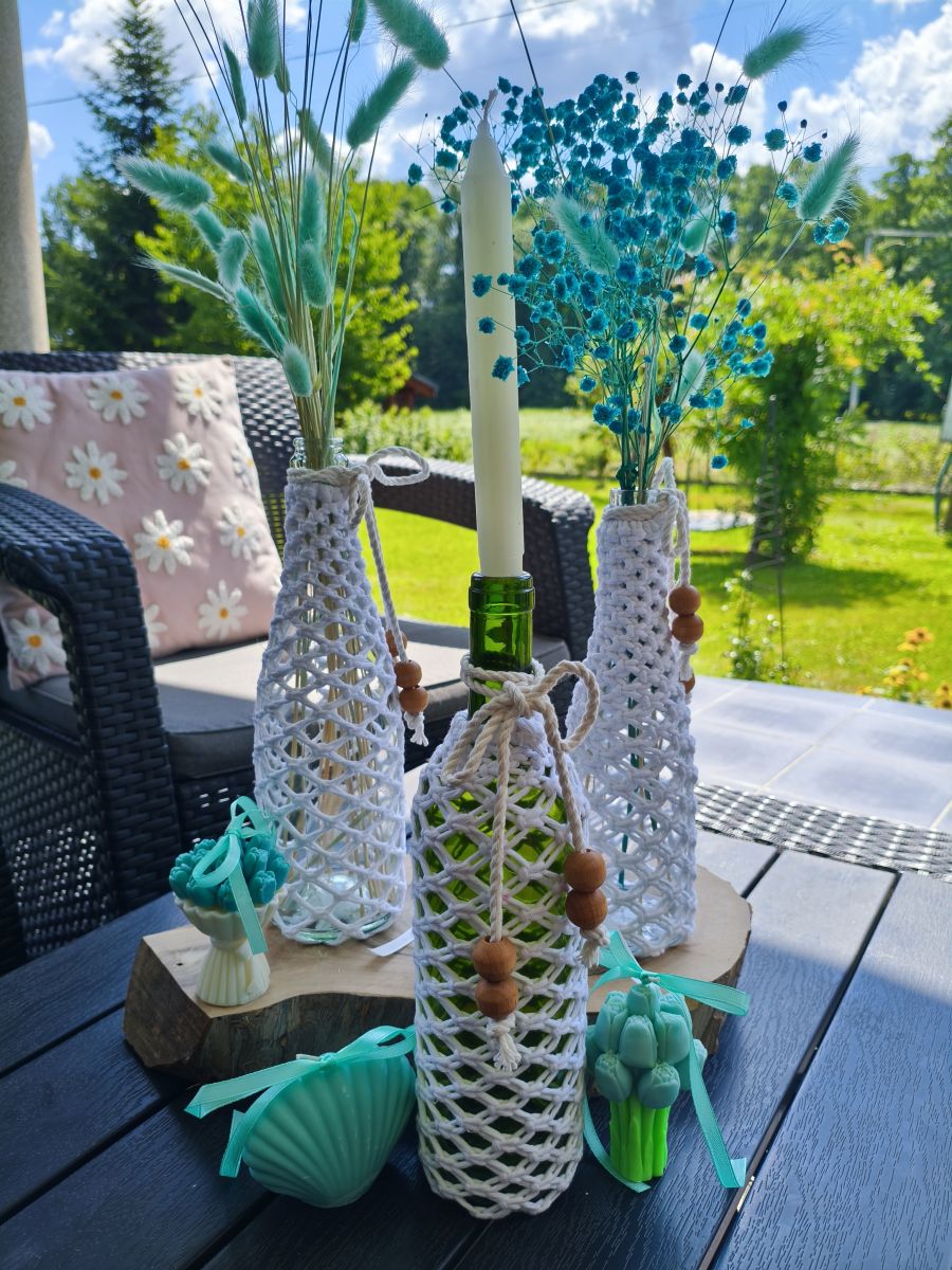 Biała Koronka – ręcznie wypleciona makramowa osłonka na butelkę 30 cm - DeasyArt – rękodzieło Boho, lampiony & dekoracje handmade