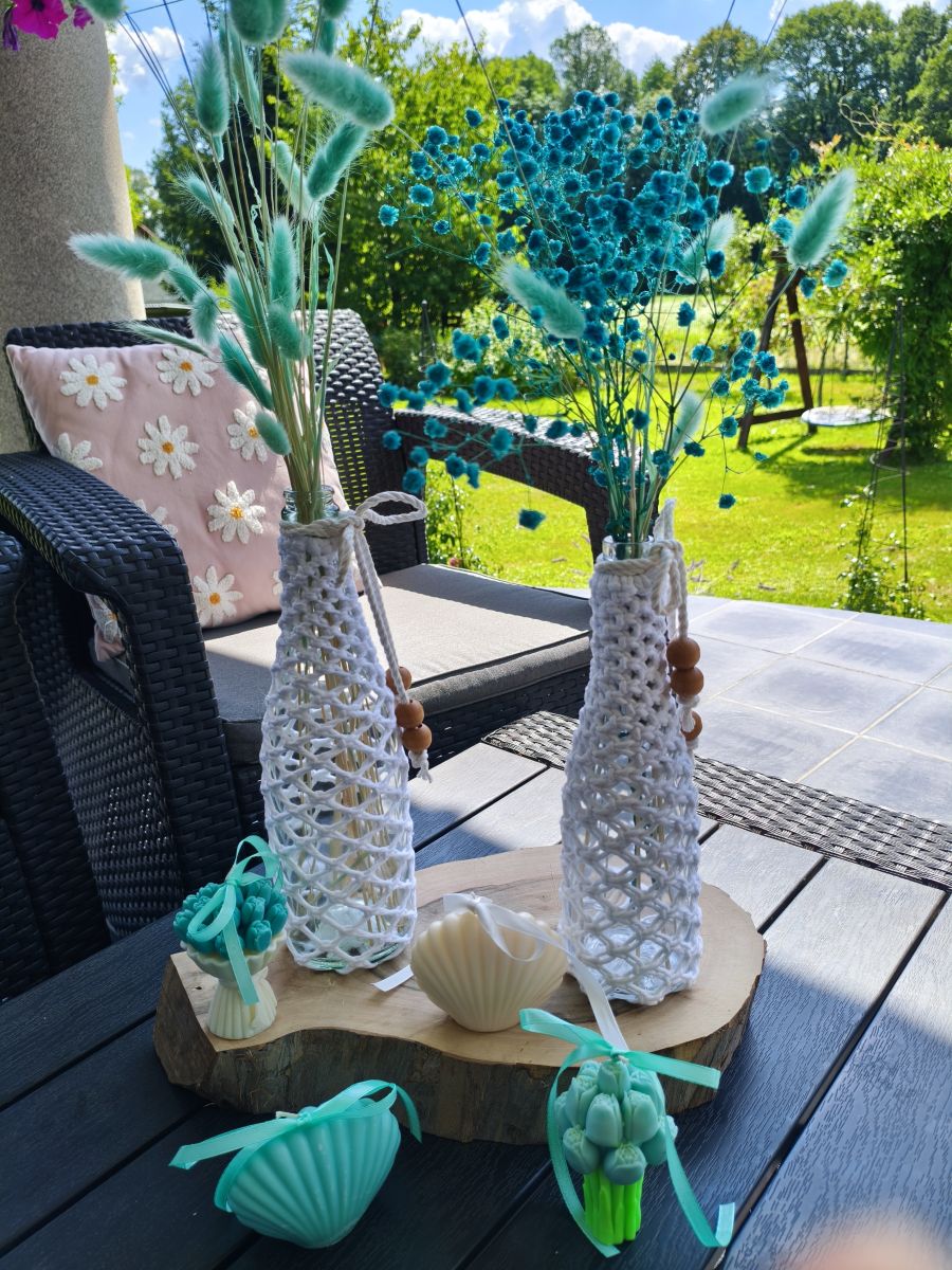 Biała Koronka – ręcznie wypleciona makramowa osłonka na butelkę 30 cm - DeasyArt – rękodzieło Boho, lampiony & dekoracje handmade