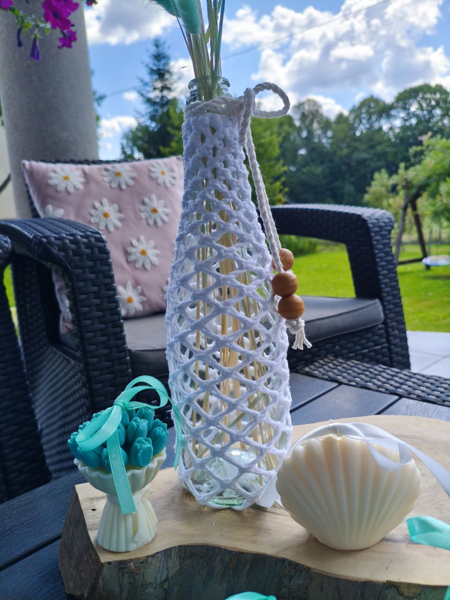 Biała Koronka – ręcznie wypleciona makramowa osłonka na butelkę 30 cm - DeasyArt – rękodzieło Boho, lampiony & dekoracje handmade