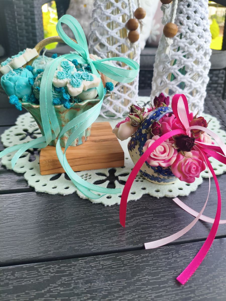 Elegancki koszyczek z kwiatami z wosku sojowego – rękodzieło - DeasyArt – rękodzieło Boho, lampiony & dekoracje handmade