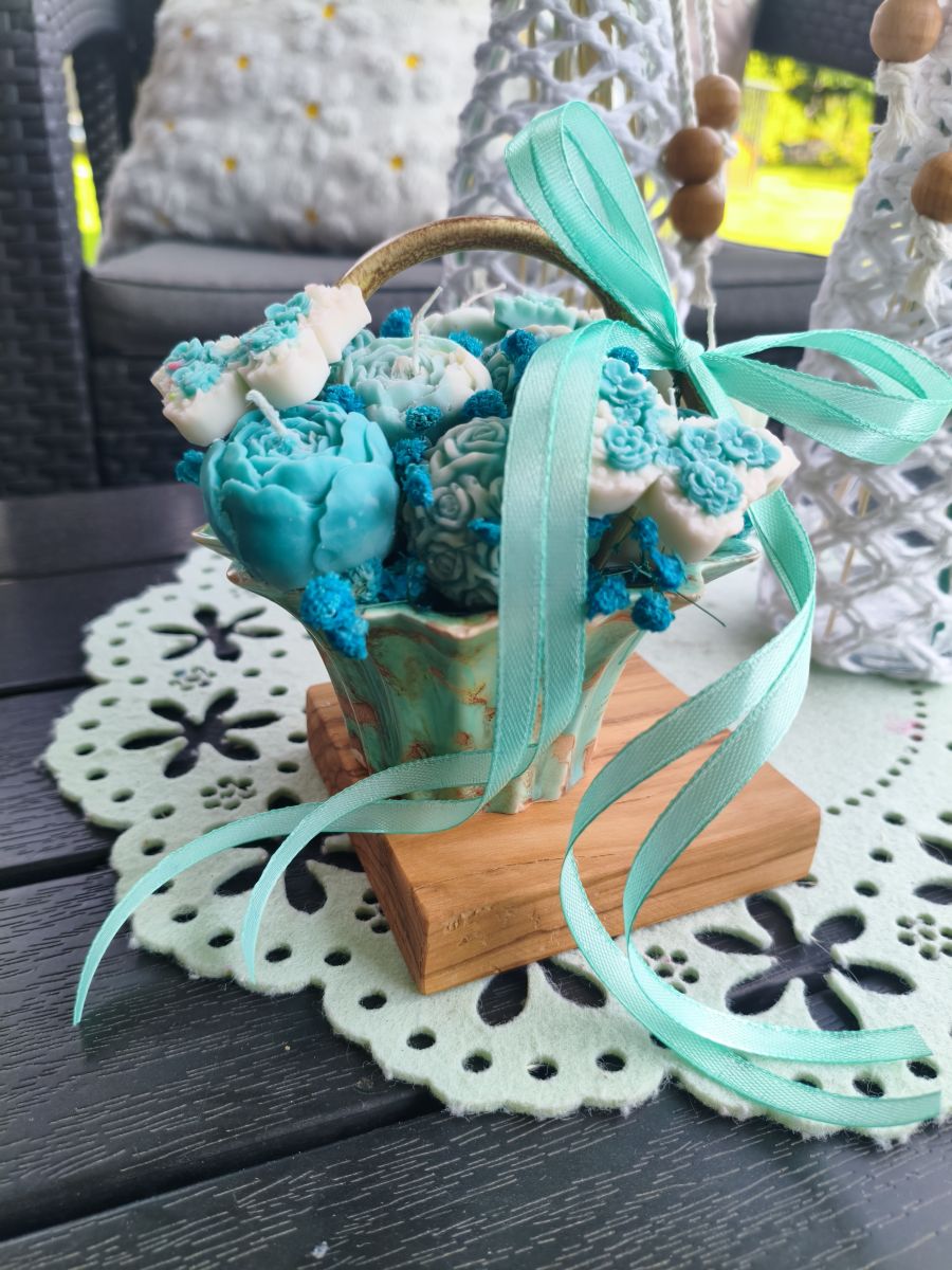 Koszyk Pełen Błękitnego Rozkwitu - kompozycja z naturalnego wosku sojowego - DeasyArt – rękodzieło Boho, lampiony & dekoracje handmade