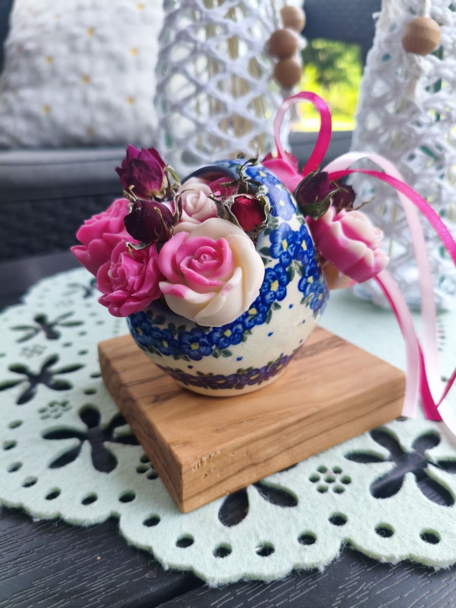 Elegancki koszyczek z kwiatami z wosku sojowego – rękodzieło - DeasyArt – rękodzieło Boho, lampiony & dekoracje handmade