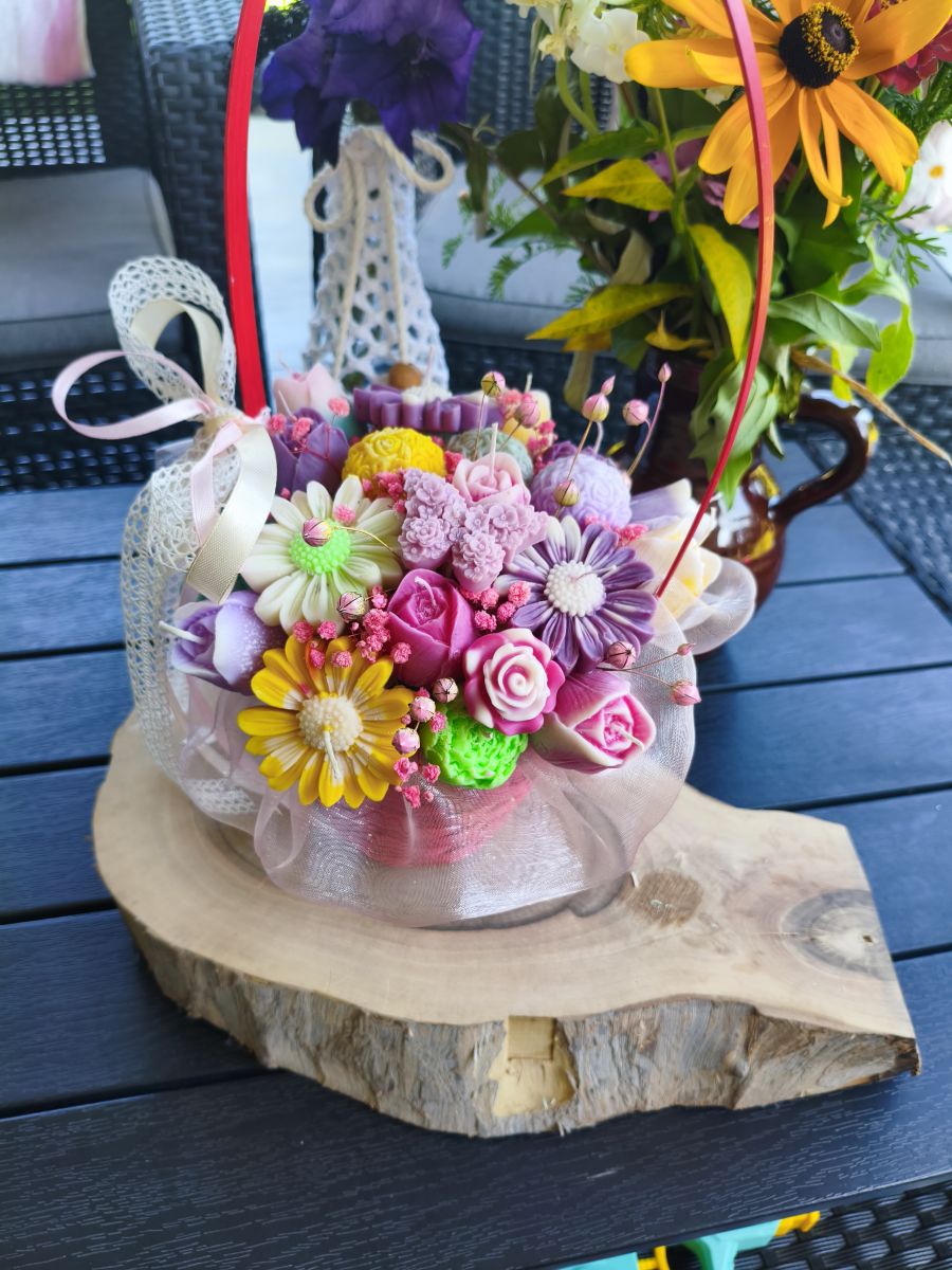 Kosz Pełen Kwiatów – kwiaty z naturalnego wosku sojowego z aromatem - DeasyArt – rękodzieło Boho, lampiony & dekoracje handmade