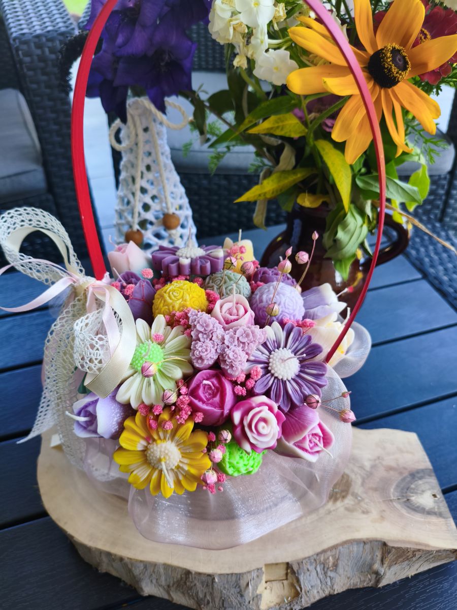 Kosz Pełen Kwiatów – kwiaty z naturalnego wosku sojowego z aromatem - DeasyArt – rękodzieło Boho, lampiony & dekoracje handmade