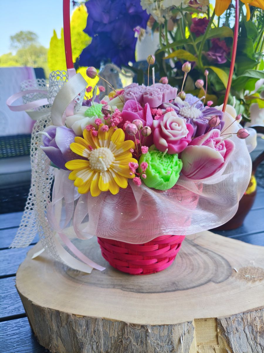 Kosz Pełen Kwiatów – kwiaty z naturalnego wosku sojowego z aromatem - DeasyArt – rękodzieło Boho, lampiony & dekoracje handmade