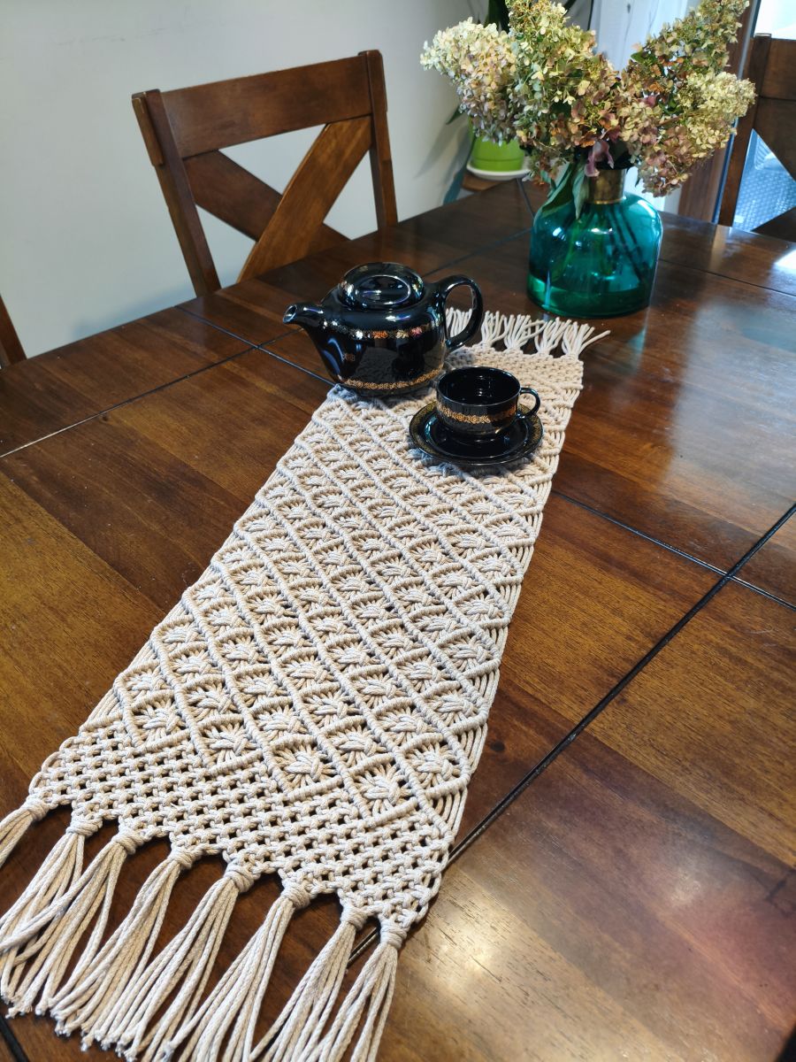 MAKRAMOWY BIEŻNIK „NATURALNY UROK” – rękodzieło, które odmieni Twój stół - DeasyArt – rękodzieło Boho, lampiony & dekoracje handmade