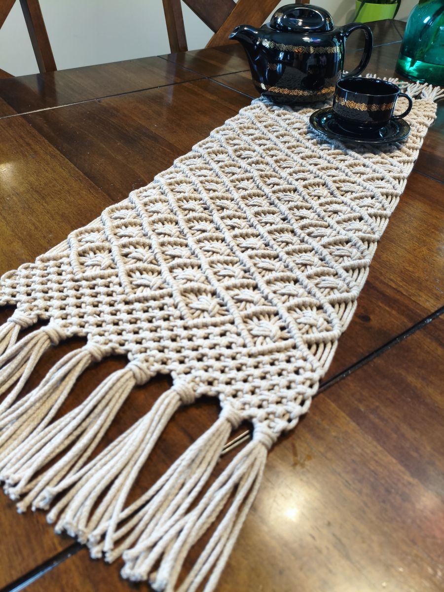 MAKRAMOWY BIEŻNIK „NATURALNY UROK” – rękodzieło, które odmieni Twój stół - DeasyArt – rękodzieło Boho, lampiony & dekoracje handmade