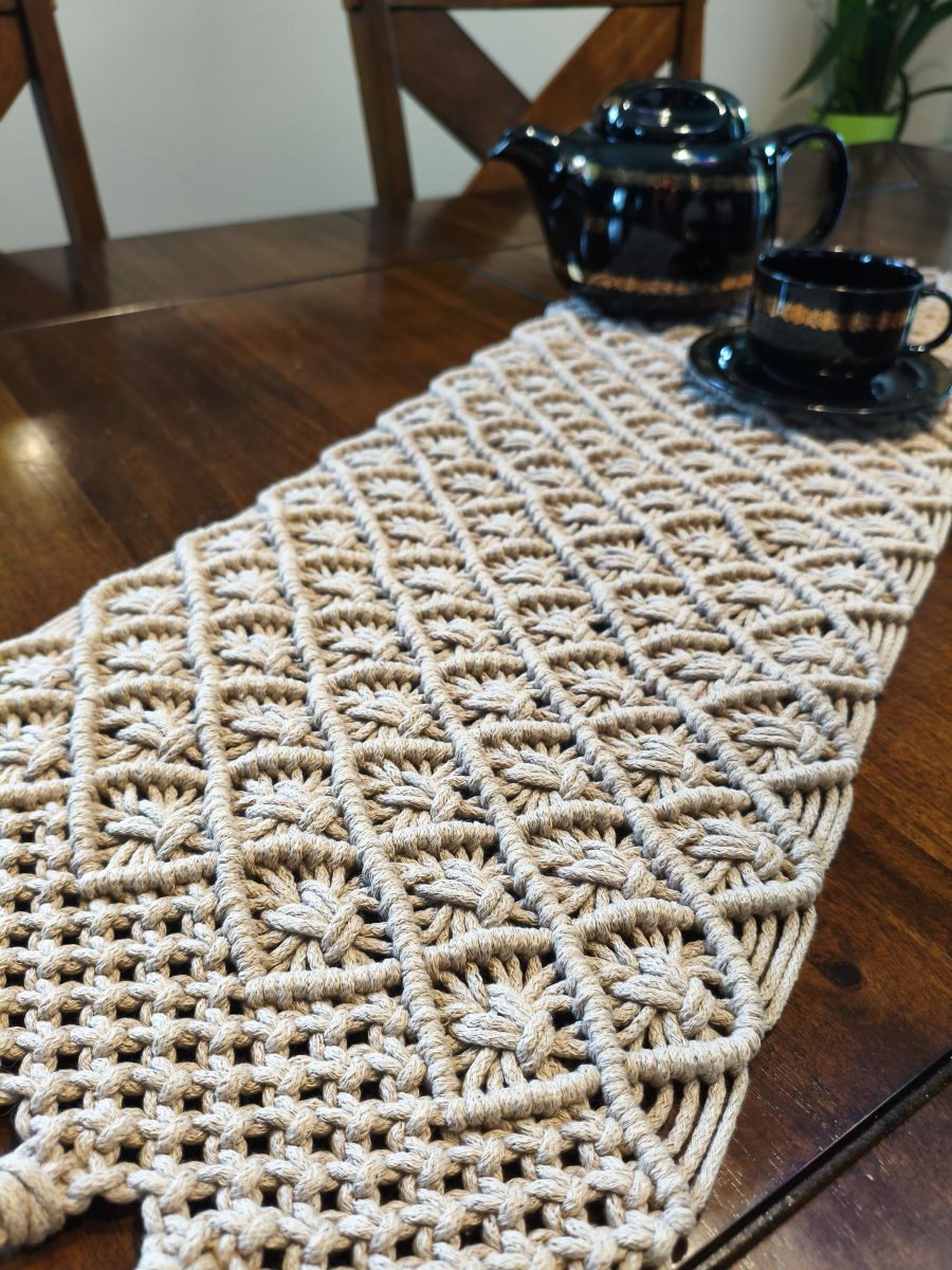 MAKRAMOWY BIEŻNIK „NATURALNY UROK” – rękodzieło, które odmieni Twój stół - DeasyArt – rękodzieło Boho, lampiony & dekoracje handmade