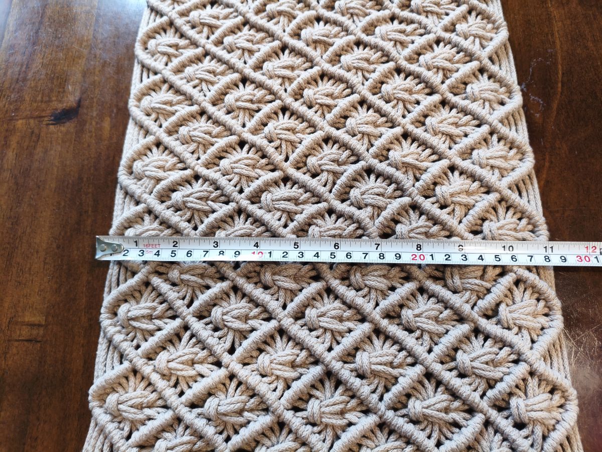 MAKRAMOWY BIEŻNIK „NATURALNY UROK” – rękodzieło, które odmieni Twój stół - DeasyArt – rękodzieło Boho, lampiony & dekoracje handmade
