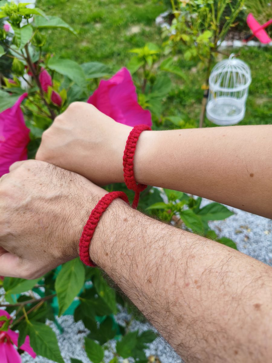 Bransoletka makramowa „Czerwony Szept” – ręcznie pleciona, na dowolny wymiar - DeasyArt – rękodzieło Boho, lampiony & dekoracje handmade