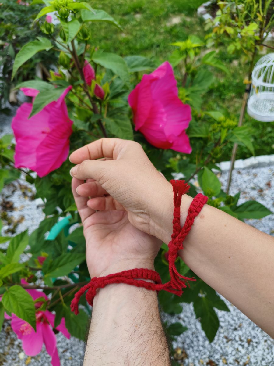 Bransoletka makramowa „Czerwony Szept” – ręcznie pleciona, na dowolny wymiar - DeasyArt – rękodzieło Boho, lampiony & dekoracje handmade