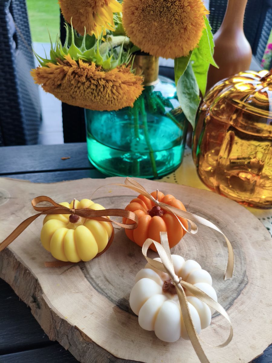 Ręcznie robiona świeca sojowa DYNIOWA – gorzka czekolada & pomarańcza / przyprawy korzenne | 3 kolory - DeasyArt – rękodzieło Boho, lampiony & dekoracje handmade