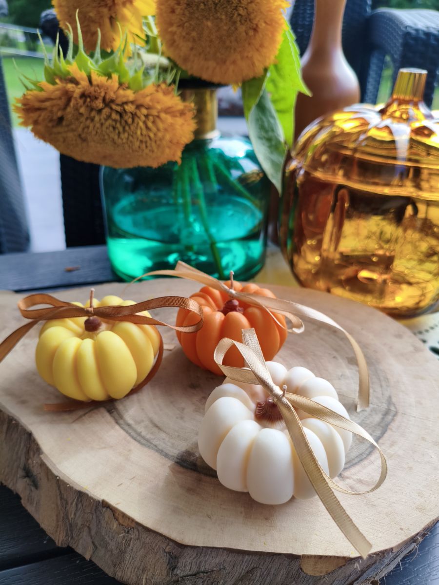 Ręcznie robiona świeca sojowa DYNIOWA – gorzka czekolada & pomarańcza / przyprawy korzenne | 3 kolory - DeasyArt – rękodzieło Boho, lampiony & dekoracje handmade