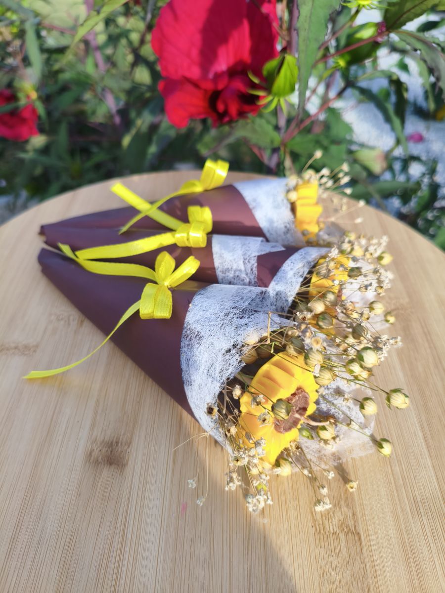 Słoneczna Chwila – bukiecik z sojowym słonecznikiem - DeasyArt – rękodzieło Boho, lampiony & dekoracje handmade