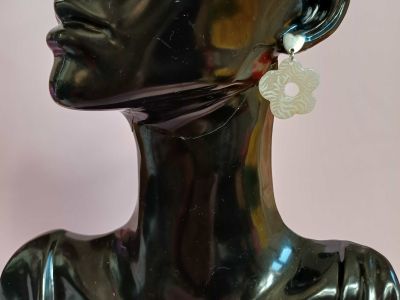 Kolczyki z glinki polimerowej termoutwardzalnej PERŁOWY KWIAT - DeasyArt – rękodzieło Boho, lampiony & dekoracje handmade