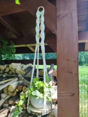 Leśna Harmonia – makramowy kwietnik wiszący z brzozową półką - DeasyArt – rękodzieło Boho, lampiony & dekoracje handmade