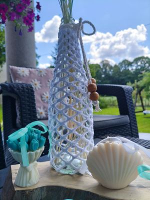 Biała Koronka – ręcznie wypleciona makramowa osłonka na butelkę 30 cm - DeasyArt – rękodzieło Boho, lampiony & dekoracje handmade