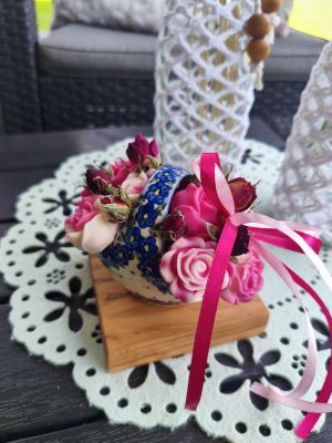 Elegancki koszyczek z kwiatami z wosku sojowego – rękodzieło - DeasyArt – rękodzieło Boho, lampiony & dekoracje handmade