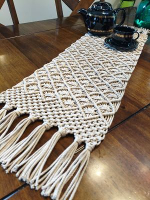 MAKRAMOWY BIEŻNIK „NATURALNY UROK” – rękodzieło, które odmieni Twój stół - DeasyArt – rękodzieło Boho, lampiony & dekoracje handmade